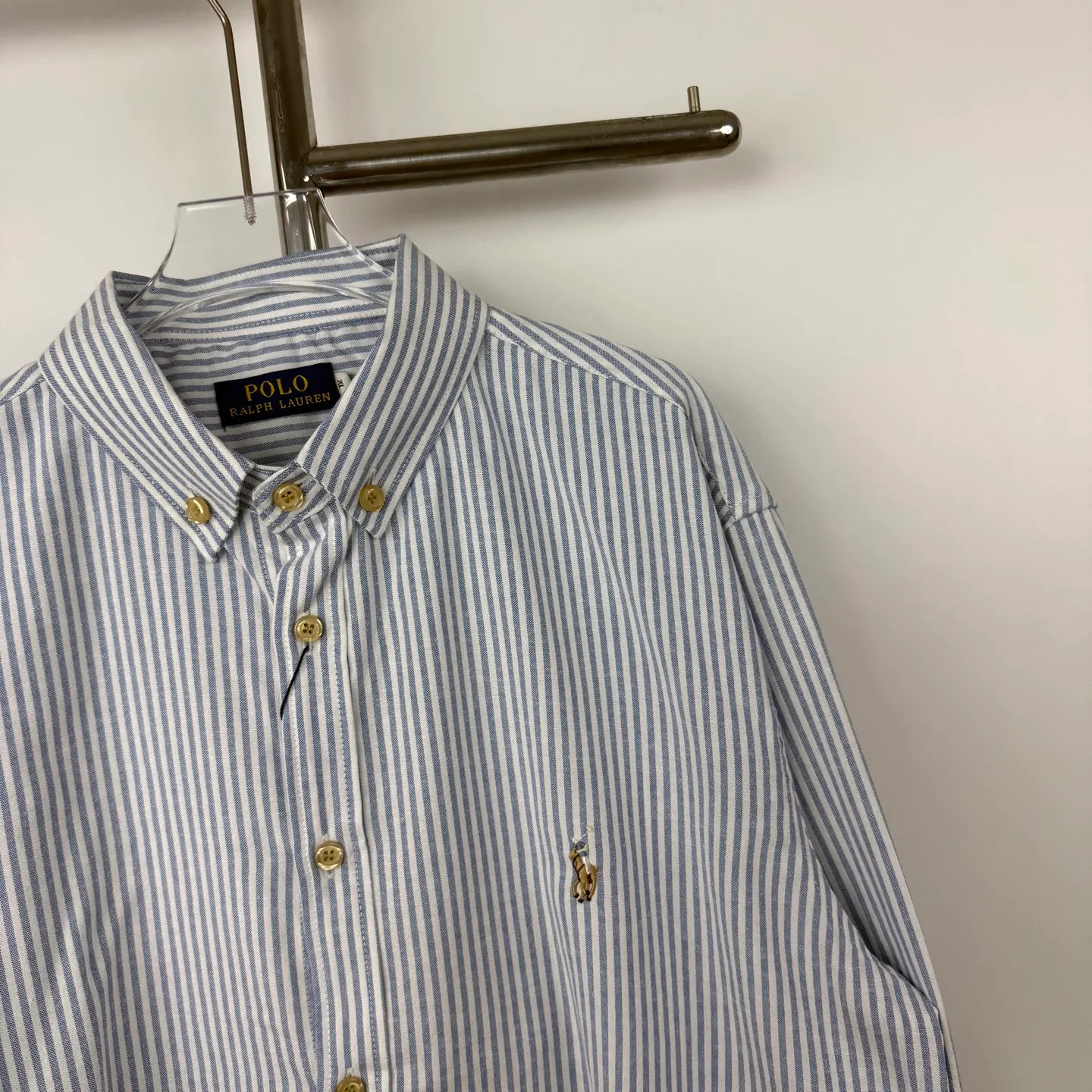 P220 💰Model No. B25 Ralph Lauren/Ralph Lauren classic colorful small label striped casual shirt 1️⃣ Made of high-quality classic striped fabric, the upper body is soft and comfortable, extremely delicate, has a solid, smooth and soft feel. The fabric does not wrinkle, and the feel is invincible. The details are handled perfectly! 2️⃣Adopting the washing process, the workmanship details are perfectly controlled. They are all hemmed with vest technology, and the insides of the sleeves are also used. Different from the four-needle and five-thread workmanship, the collars are also all designed with interlining, showing high-end fashion and individuality, and the style is fashionable, simple and elegant! 3️⃣It is very youthful and energetic, and can be easily worn by both men and women. It is very in line with the fashion aesthetic concepts of today's young people! Color: Striped Blue Sizes: S, M, L, XL